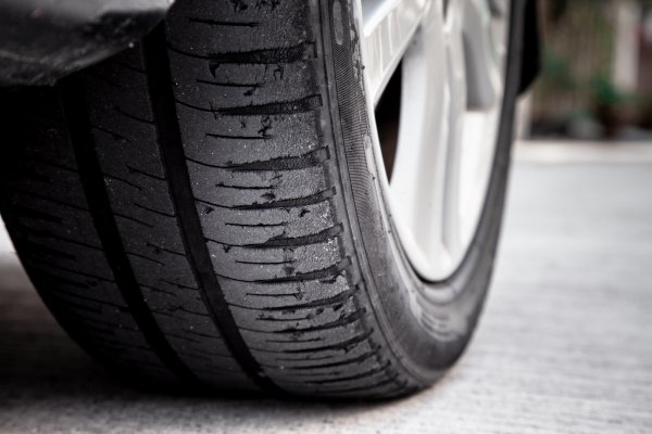 Renkaiden ikääntyminen ja kumin kovettuminen: Miksi pelkkä urasyvyys ei takaa turvallisuutta?