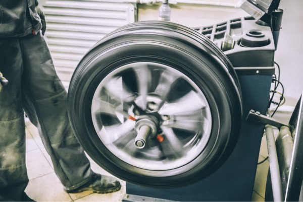 Renkaiden tasapainotus ja kunto teknisenä perustana turvalliselle ajolle